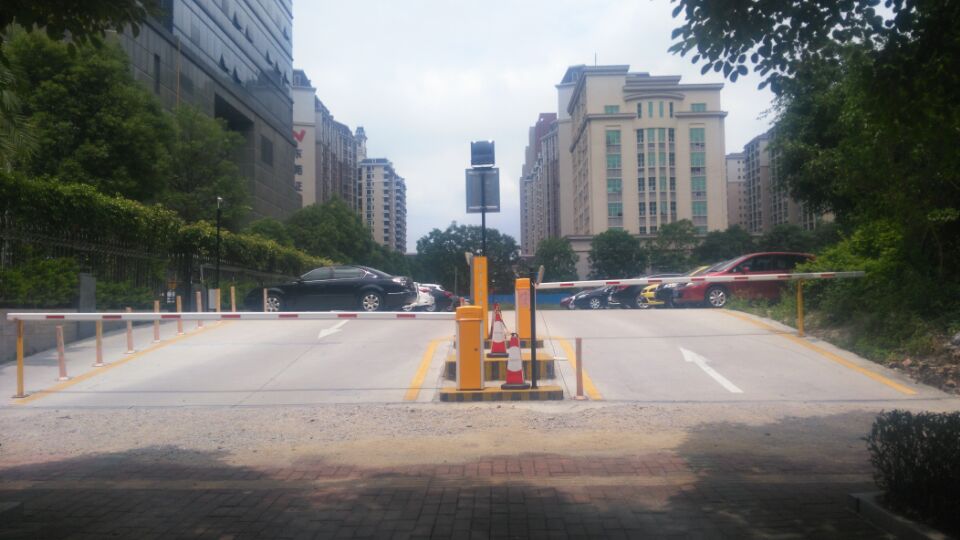 東莞塘廈江順大廈兩進(jìn)兩出停車場(chǎng)系統(tǒng)由東莞新恒安廠家安裝