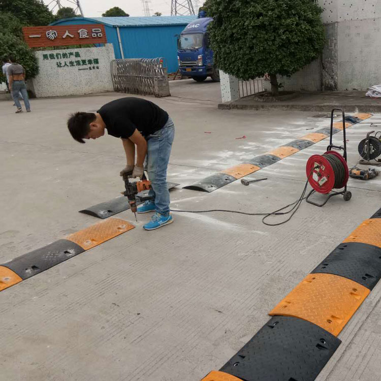 大圓弧橡膠減速帶在麻涌安裝效果展示