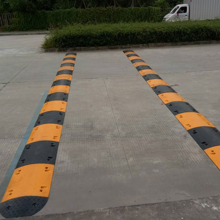 東莞大圓弧橡膠減速帶廠家大量現(xiàn)貨批發(fā)