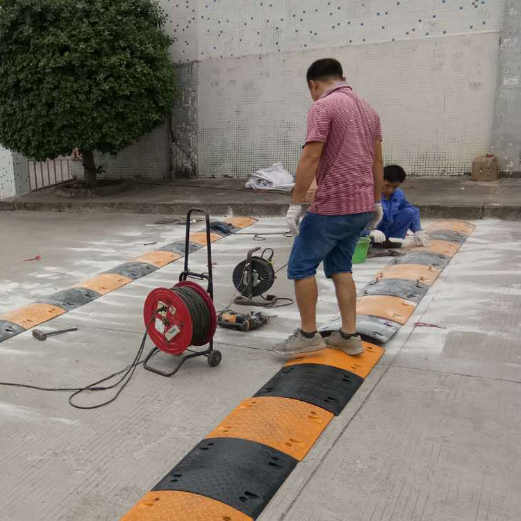 東莞大圓弧橡膠減速帶安裝圖