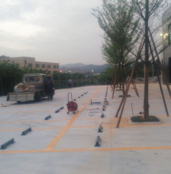 高檔撞不壞型鋼車輪定位器停車場專用