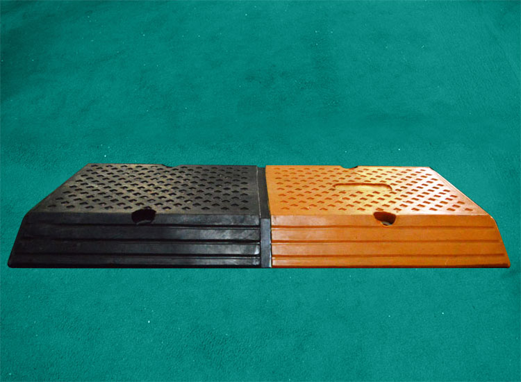 村口專用安裝梯形橡膠減速帶至少可以使用五六年