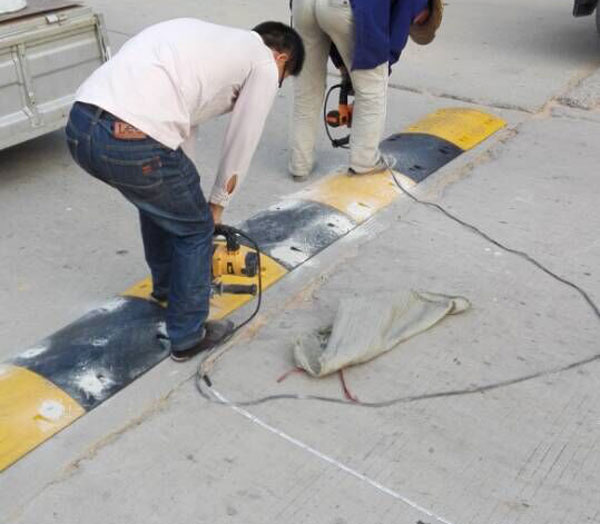 優(yōu)質(zhì)橡膠減速帶安裝實物圖