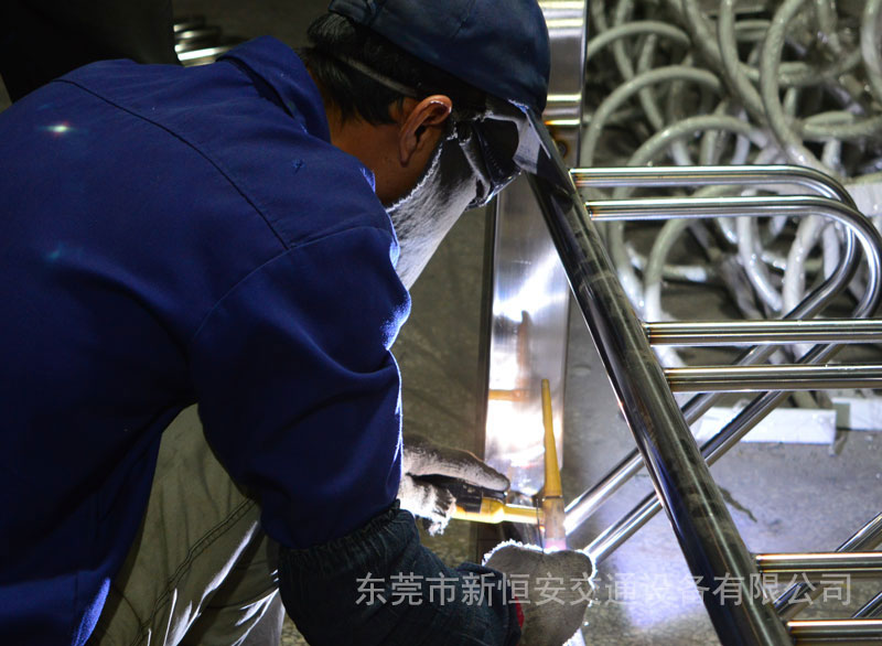 新款卡位式自行車停放架廠家新恒安批發(fā)