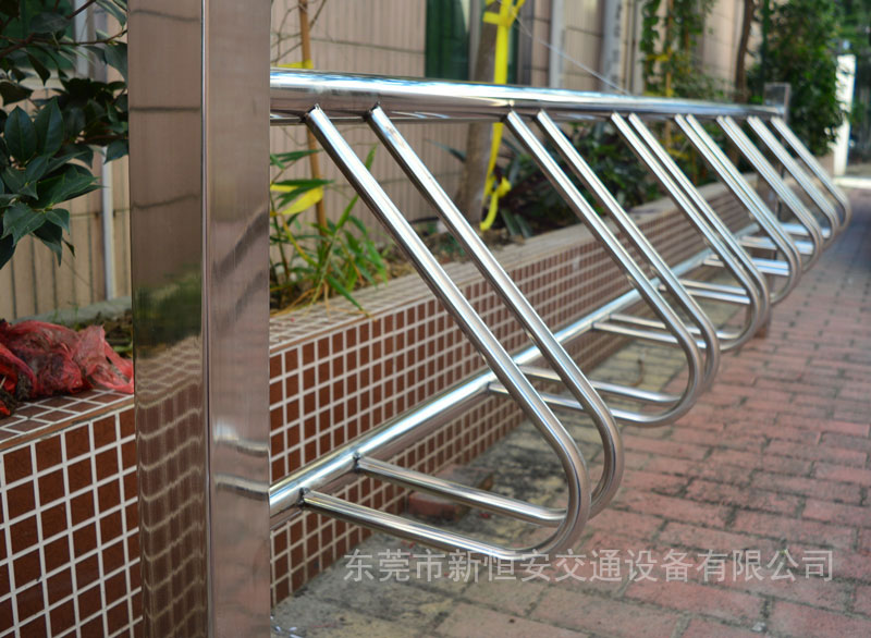 304不銹鋼立式卡位式自行車停放架東莞廠家批發(fā)