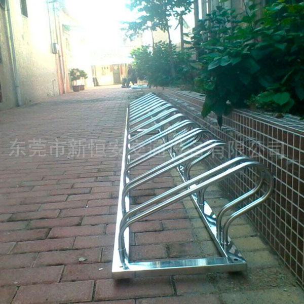 304不銹鋼卡位式自行車停車架綠道通品牌質(zhì)量好就找廠家新恒安交通設(shè)備