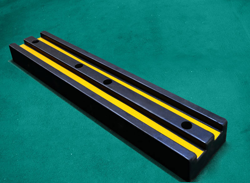 卸貨平臺(tái)專用防撞塊耐撞耐壓緩沖力大